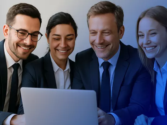 cms dla firm ludzie siedzący przy laptopie w garniturach