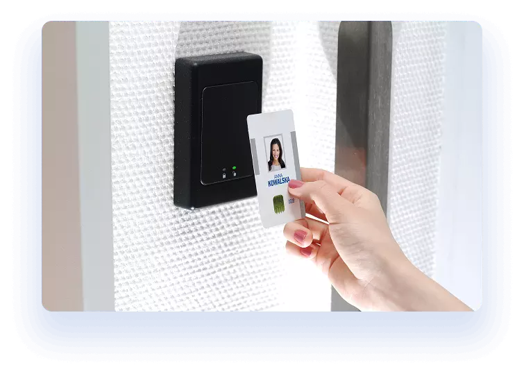 Na zdjęciu widać kobietę przykładającą kartę magnetyczną do czytnika