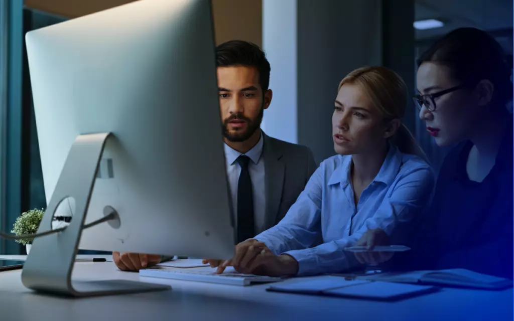 ludzie ubrani w garnitury patrzący w monitor