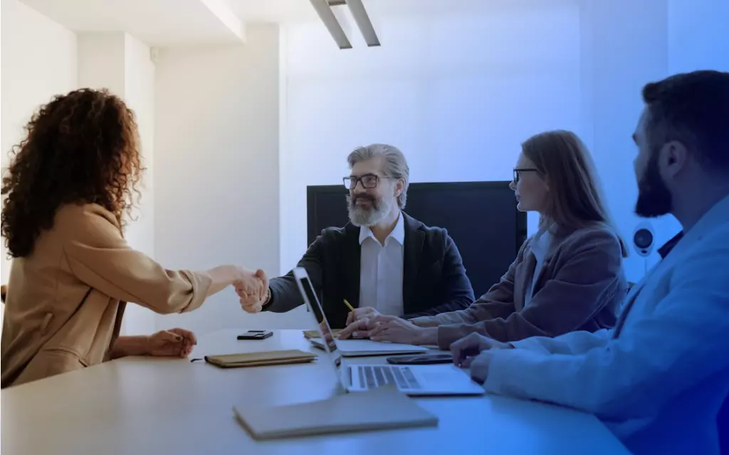 pan z brodą dający kartkę dziewczynie o ciemnej karnacji