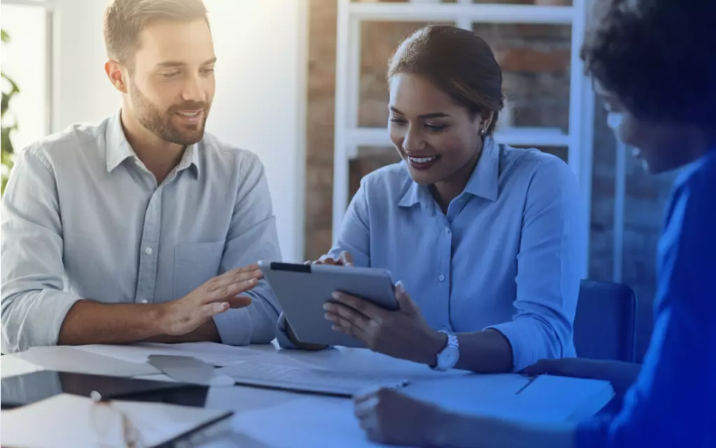 grupa szczęśliwych ludzi patrzących na tablet