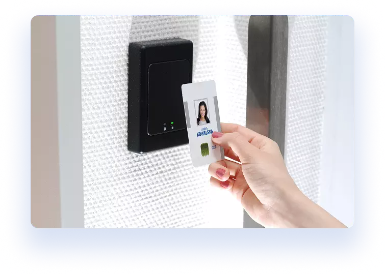 Na zdjęciu widać kobietę przykładającą kartę magnetyczną do czytnika