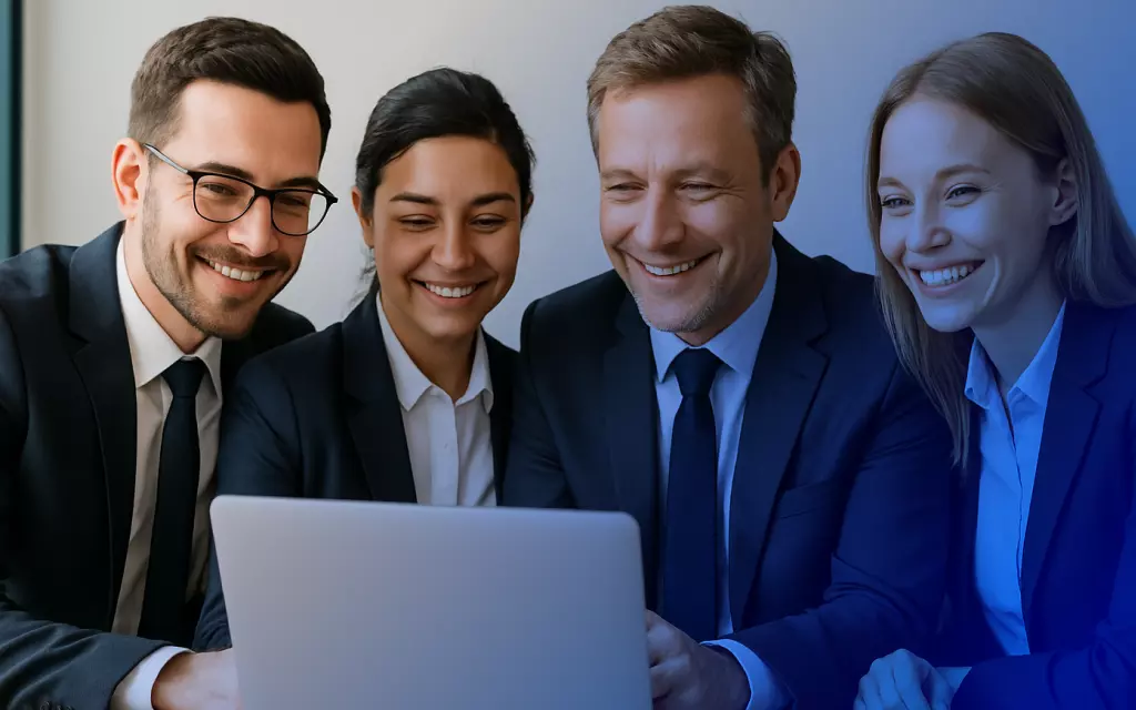 cms dla firm ludzie siedzący przy laptopie w garniturach