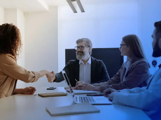 pan z brodą dający kartkę dziewczynie o ciemnej karnacji