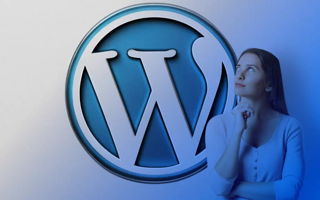 osoba myśląca nad logotypem wordpress-a
