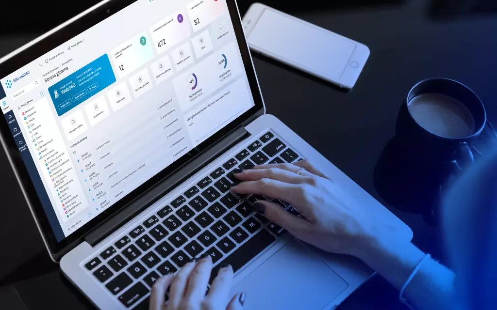 osoba siedząca przy laptopie na ekranie widoczny panel systemu web360